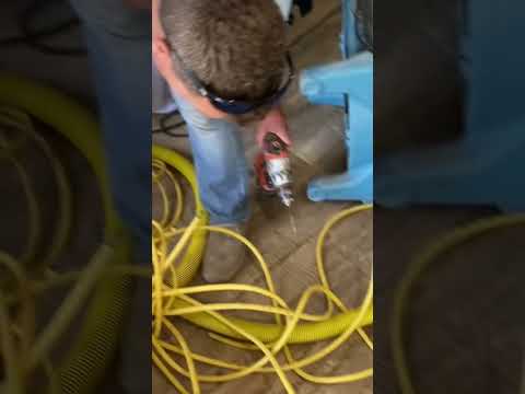 Drying under a laminate floor without removing the floor